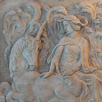 Скульптурный рельеф камина "Дама и единорог".